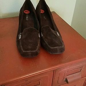 Aerosols brown suede pumps