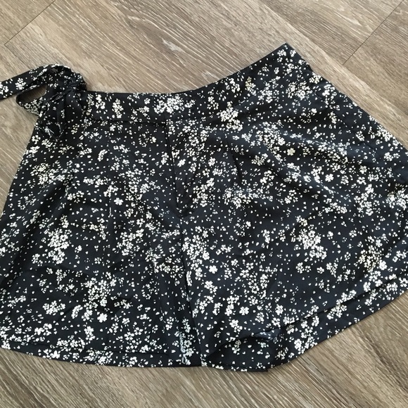 Two pair of shorts from American rag and Elle - Picture 2 of 3