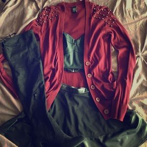 Studded Shoulder Burgundy Sweater! 😍🍂🍁