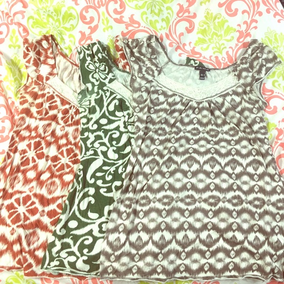 Short sleeved v-neck tops