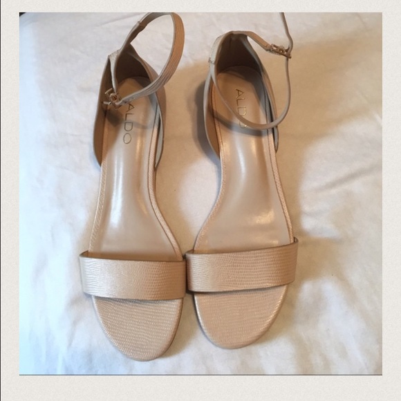 Never worn perfect Aldo Sandals!