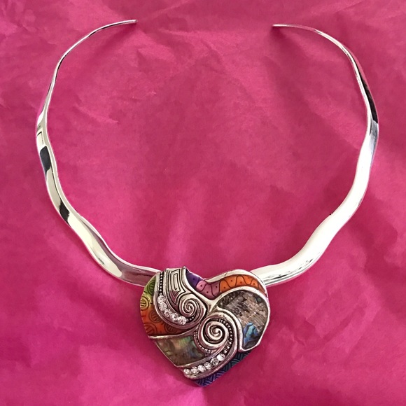 Jewelry - Hard silver choker style necklace w/heart pendant