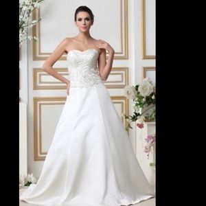 *Price Firm*NWT Embroidered Satin Wedding Dress