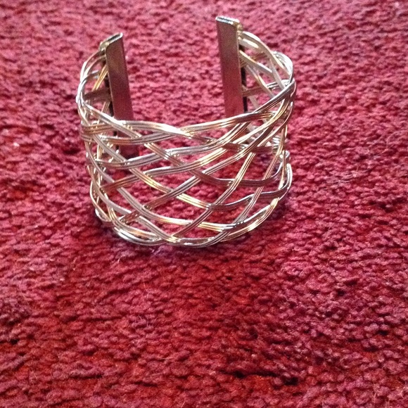 Silver toned weaved bracelet - Picture 1 of 3