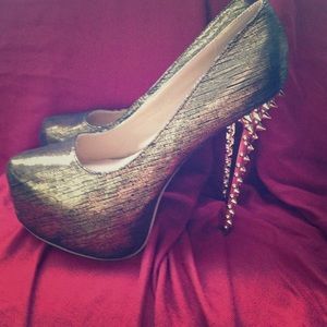 Scene closed toe pumps.