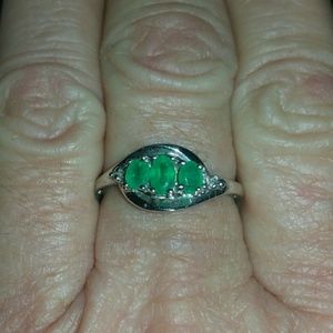 925 STAMPED STERLING SILVER 3-STONE EMERALD RING