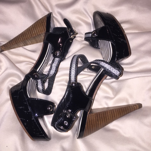 Oh...Deer! Strapy patent leather shoes. - Picture 2 of 4