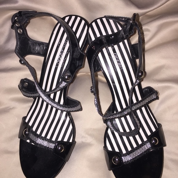 Oh...Deer! Strapy patent leather shoes. - Picture 4 of 4