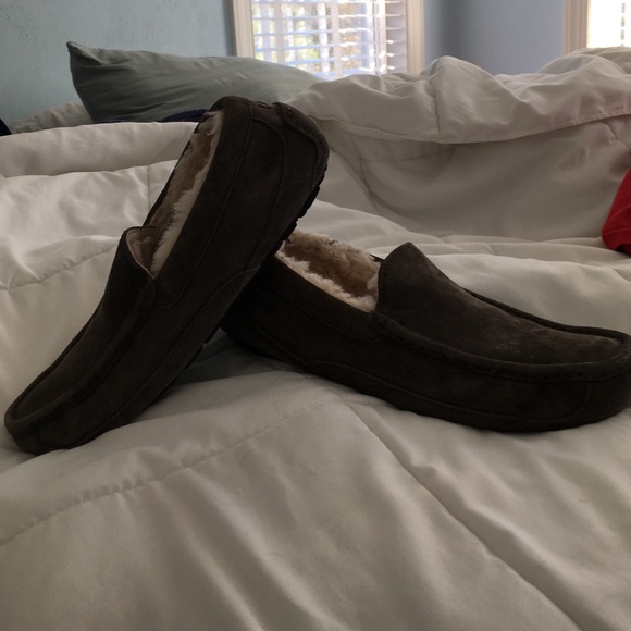 UGG SLIPPERS