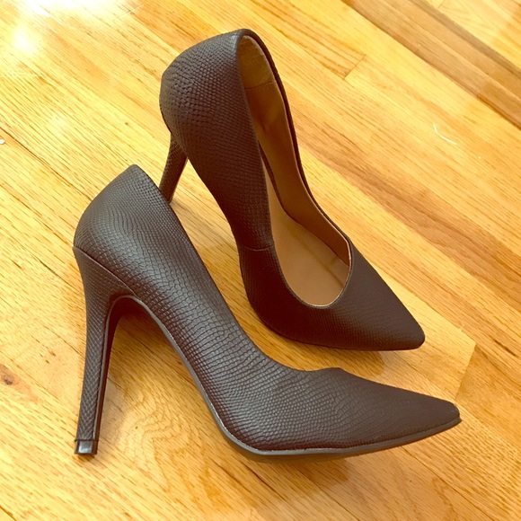 Black pumps