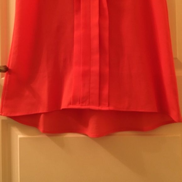 Monteau Coral Sleeveless V Neck Top - Picture 4 of 4