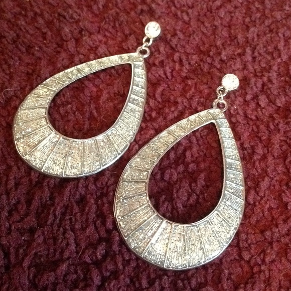 Glamorous silver toned dangle earrings - Picture 2 of 2