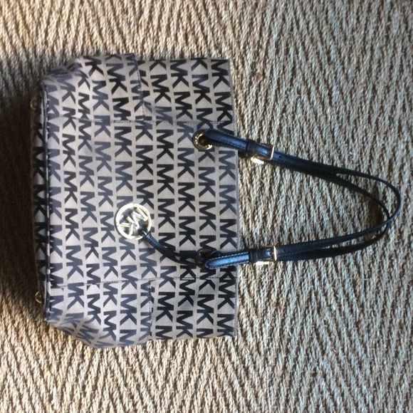 Michael Kors Handbags - New AUTHENTIC MICHAEL KORS SIGNATURE JACQUARD
