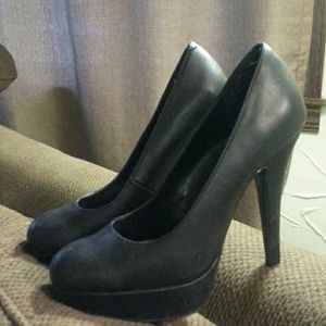 Simple black Guess heels!