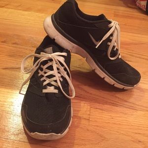 Nike run black and white tennis shoes sneakers