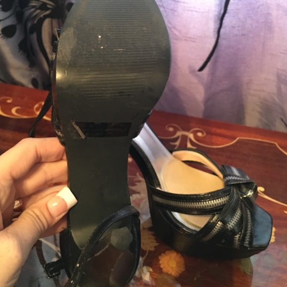 Black platform heels with zippers - Picture 2 of 3