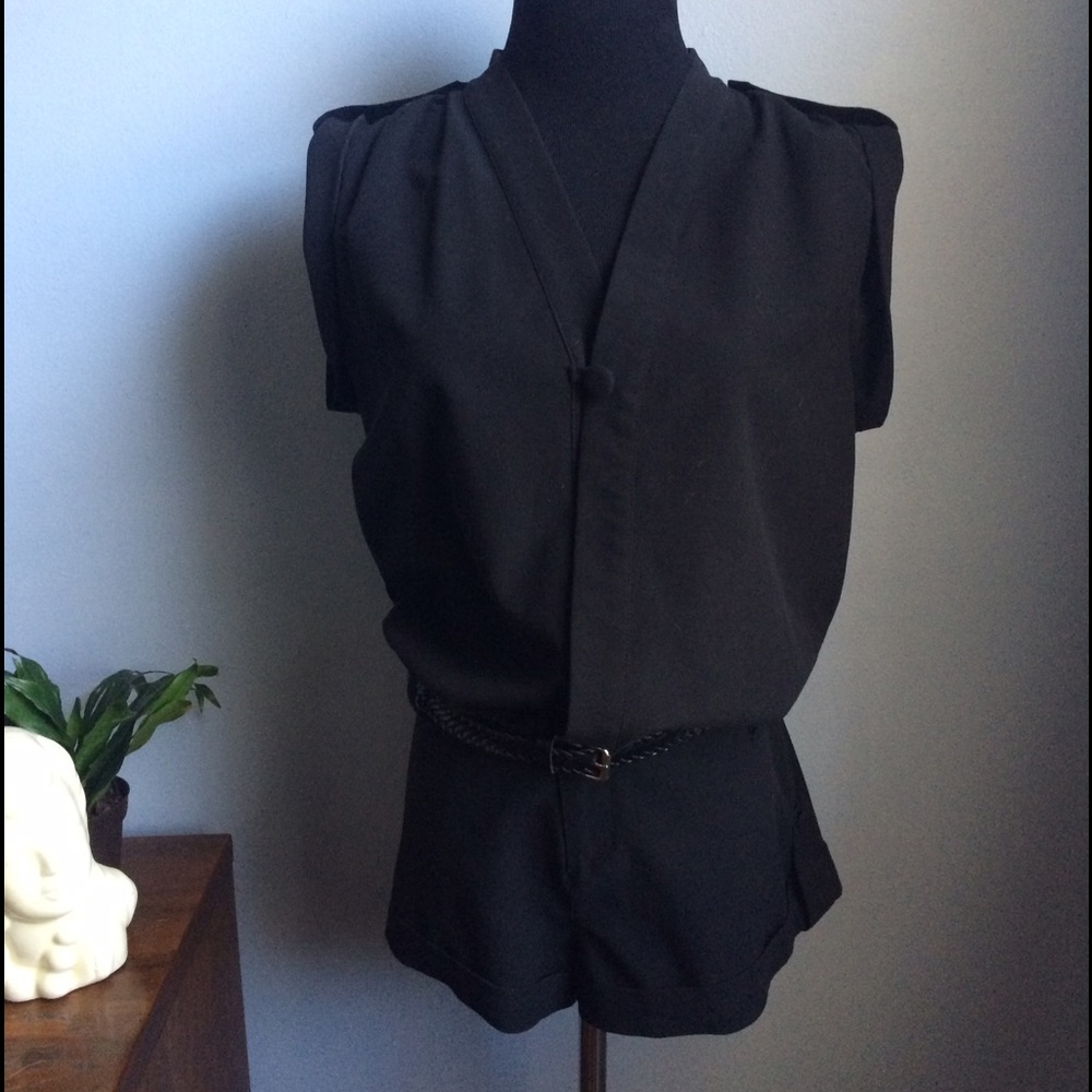 Black Short Sleeveless Romper 😩1 WEEK LEFT😩