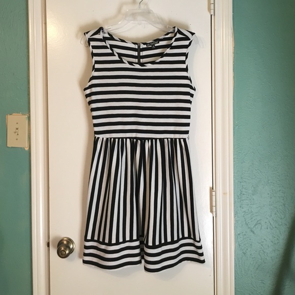 Be Bop Dresses & Skirts - Adorable striped boutique dress
