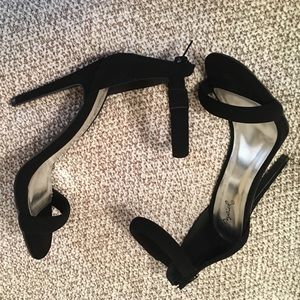 Black heels zip up strap