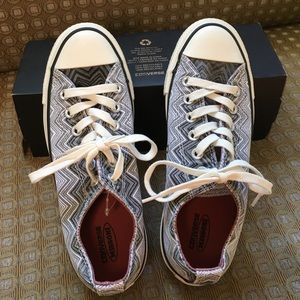 Converse Shoes - 💯% new with box Converse shoes! Women's 7 Converse Shoes - 💯% new with box Converse shoes! Women's 7