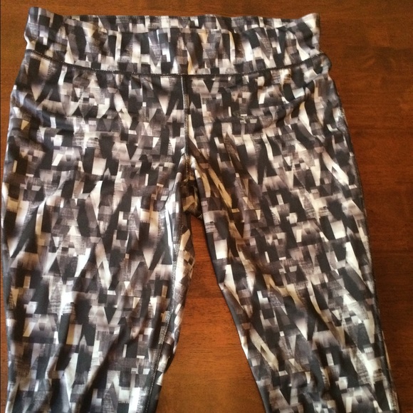 Geometric Capri  workout  pants. Quick dry fabric.