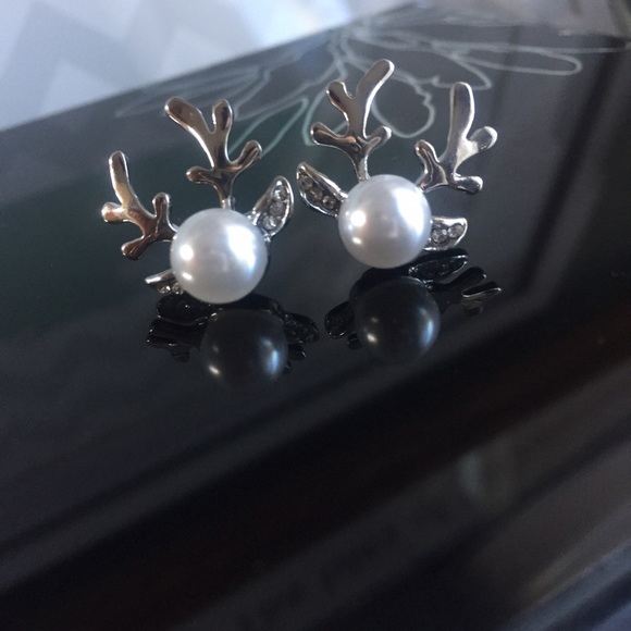 ✨Reindeer Pearl Earrings✨ - Picture 2 of 2