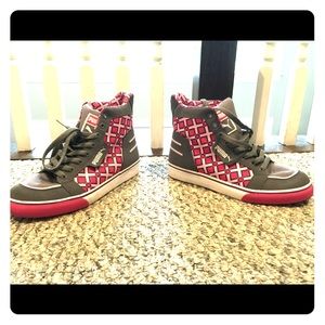 One of a kind Pumas!