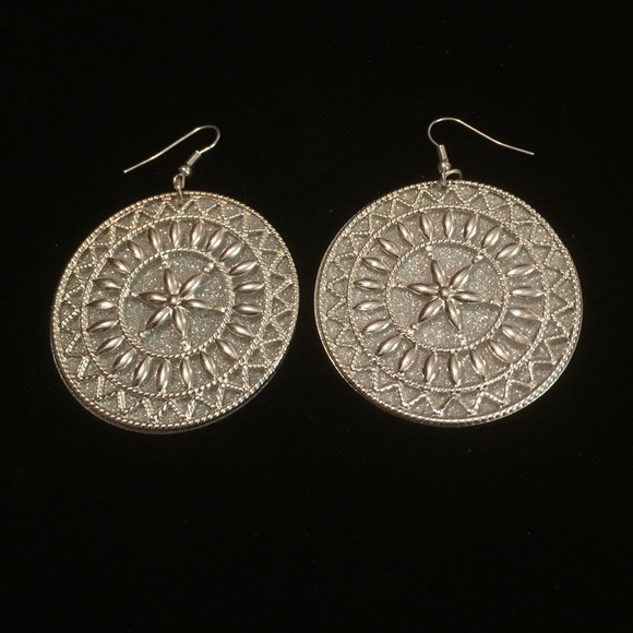 Round pierced earrings.