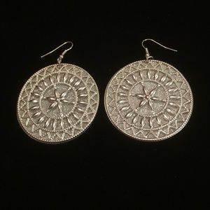 Round pierced earrings.