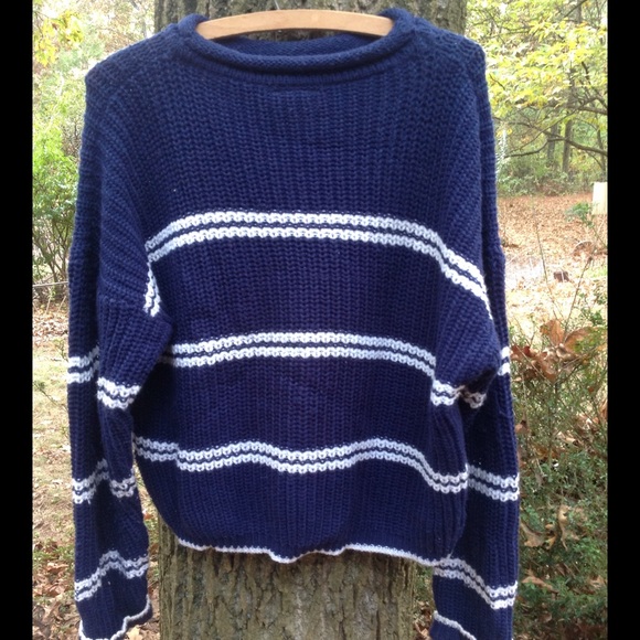 Very cute Vntg 80s or 90s navy cropped sweater - Picture 2 of 4