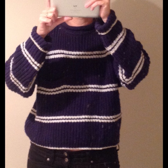 Very cute Vntg 80s or 90s navy cropped sweater - Picture 4 of 4