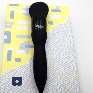 It Cosmetics Velvet Luxe LBD Bronzing Brush #319