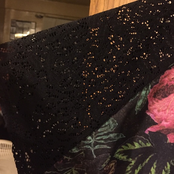 NWOT H & M Floral print blouse some lace details - Picture 3 of 3