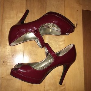 Guess patent leather Mary-Jane red heels