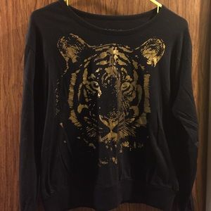 Black shirt with tiger print good condition