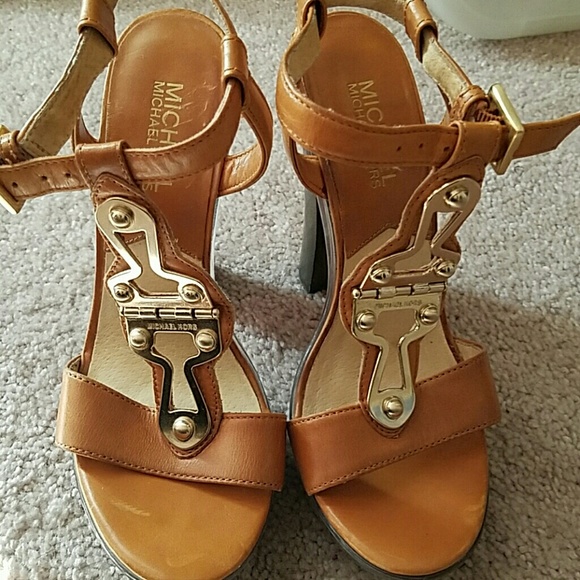 Michael Kors Tan Platform Sandals in Size 6