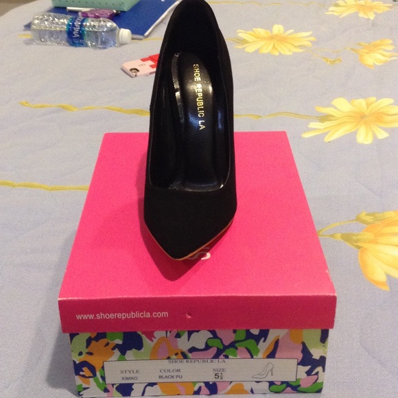 LAST PAIR Black pumps