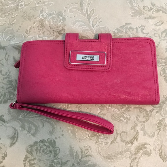 Kenneth Cole Wallet, details in the picture.