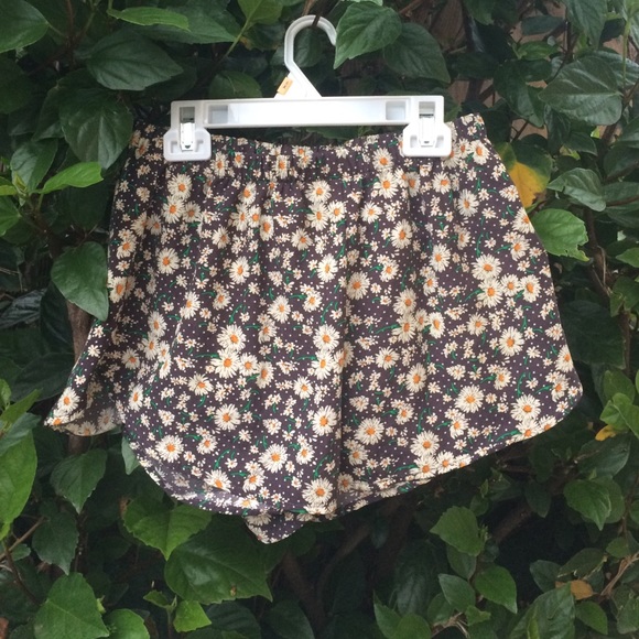 White daisy shorts with navy blue background
