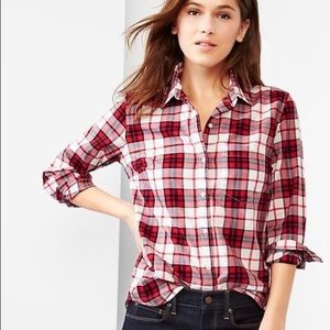 Gap Fitted Boyfriend plaid button-up shirt