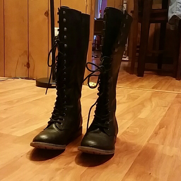 Mossimo warn once perfect condition lace up boot