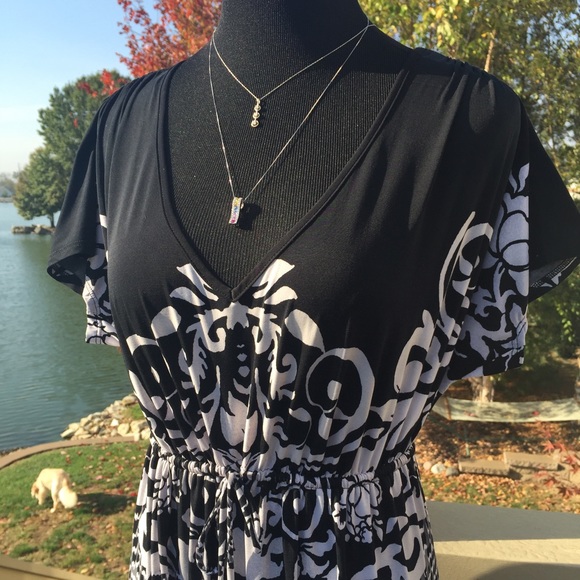 🌹Elegant Black & White Maxi Dress