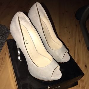Beautiful Boutique 9 Heels!! Ivory colored!