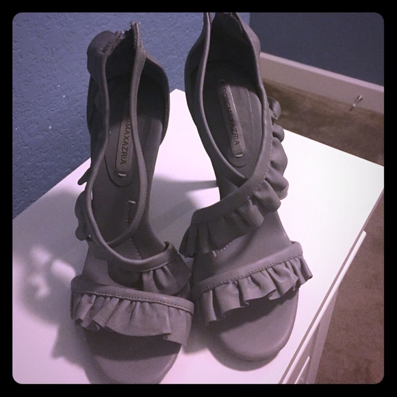Brand New BCBGMaxazria sz 8 grey heels.