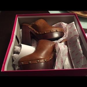 Brown candies heels