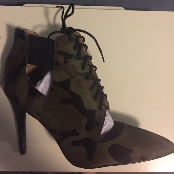 Brand New Banana Republic camouflage lace ups sz 8