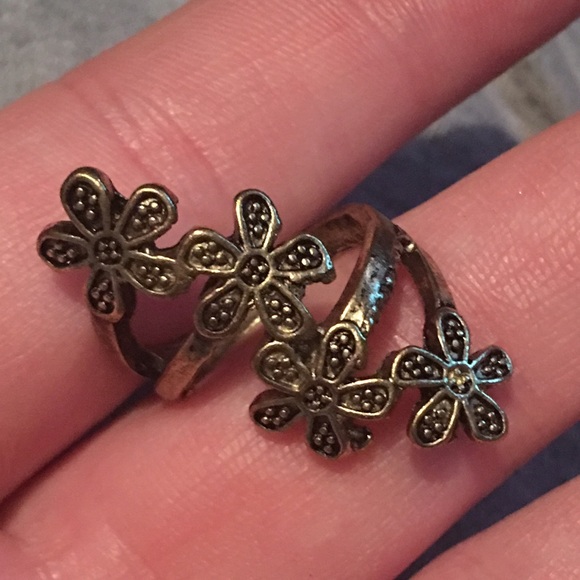 (D1) Flower Ring - Picture 2 of 4