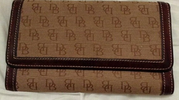 Dooney & Bourke wallet