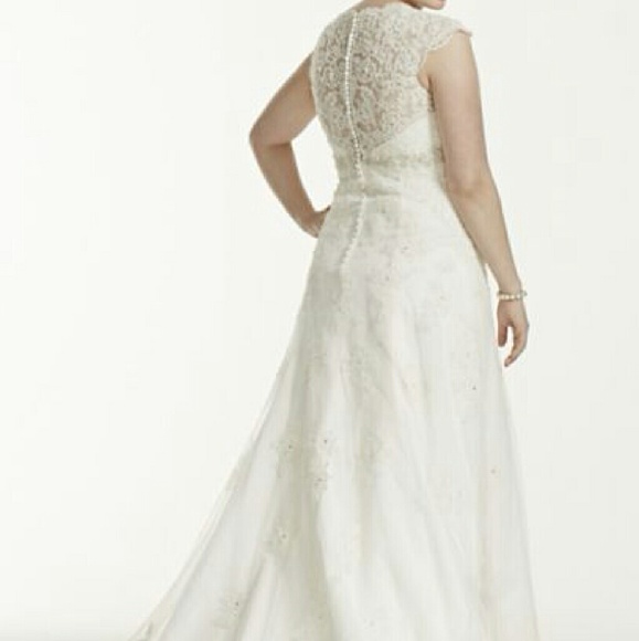 Beautiful plus size wedding dress - Picture 2 of 4