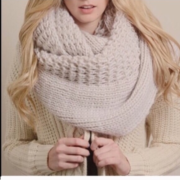 Chic Oatmeal Chunky Knit Infinity Scarf - Picture 3 of 3
